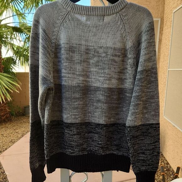 Stylish Gray and Black Crewneck Sweater for Men - Picture 4 of 4